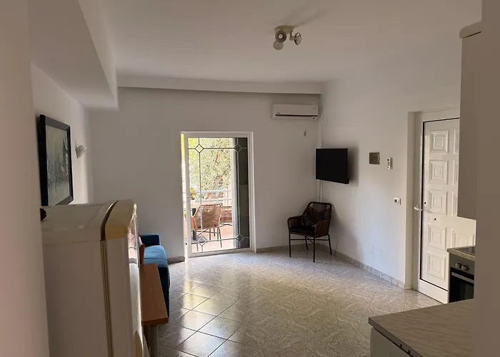 & Ardian-mandi Sarande-albania