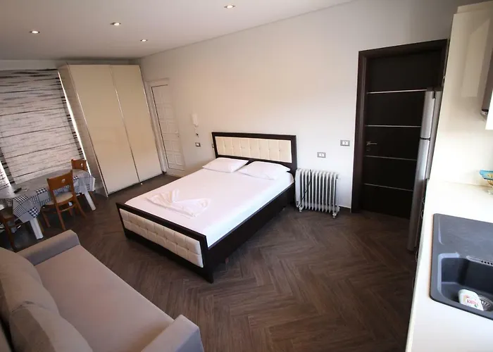 & Ardian-mandi Sarande-albania